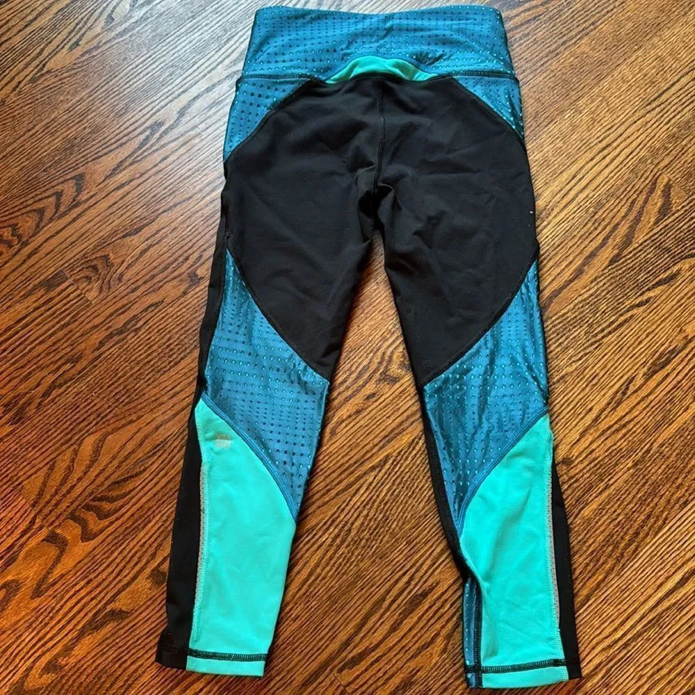 Victoria’s Secret Sport color block vented panels capri leggings. XS.